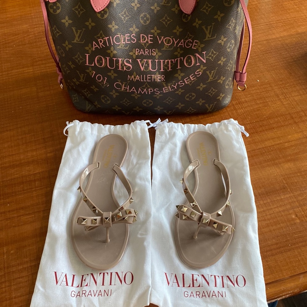 💯 Authentic Valentino sandals.